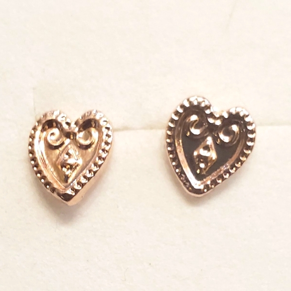 ♥️ 4 for $25 ♥️ #X1 New Gold Tone Heart Stud Earrings Hammered - Picture 1 of 3